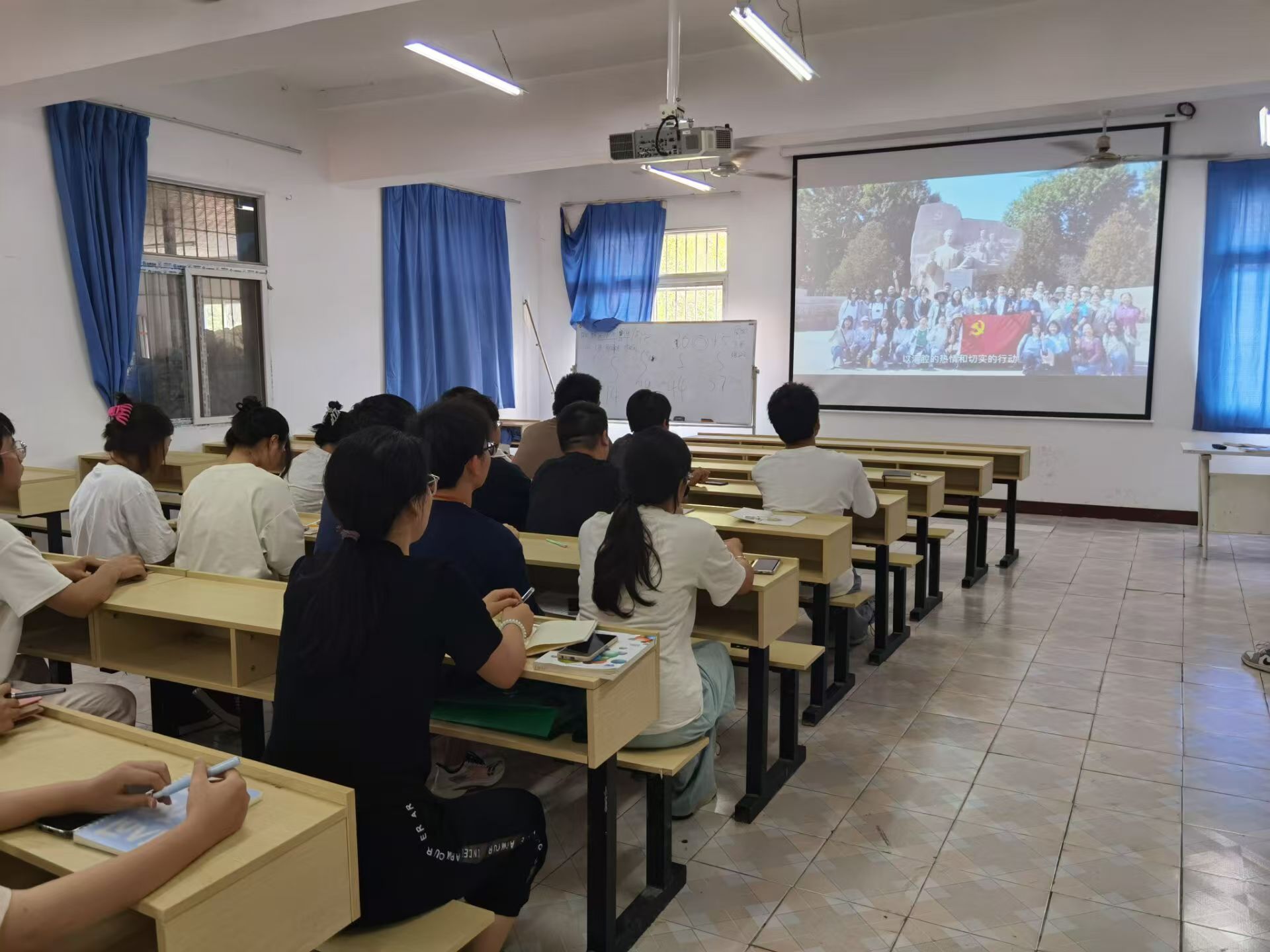 担当教育新使命，奋进强国新征程 ——师生共看微党课，校园观影暖人心